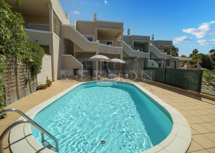 Algarve Carvoeiro, à vendre, belle maison de ville avec 2 chambres en suite, piscine et parking, près de la plage de Centeanes et du parcours de golf Vale de Milho