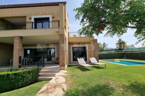 Algarve Carvoeiro zu verkaufen 3-Bett-Doppelhaushälfte mit privatem Pool und Garten im "Vale do Milho Village" in der Nähe von Golfe und Centeanes Beach