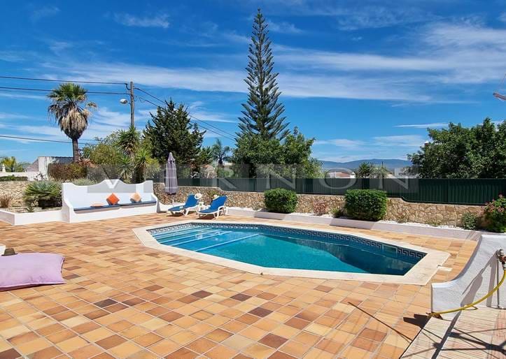 Algarve Carvoeiro sjarmerende enetasjes villa med 4 soverom, basseng og fjellutsikt til salgs i Sesmarias