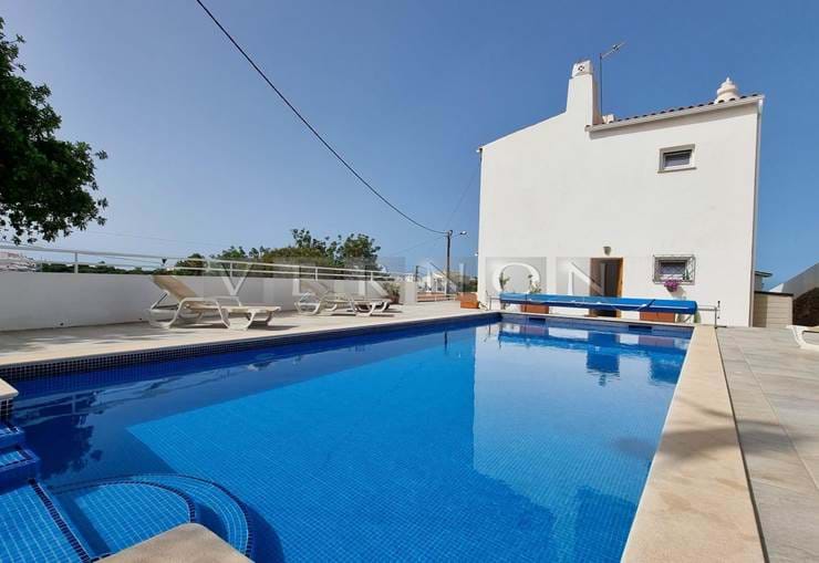 Algarve, Carvoeiro Villa exclusive de 3 chambres avec piscine, garage et superbes vues sur la mer dans un emplacement unique à Carvoeiro