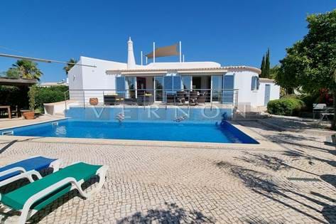 Algarve Carvoeiro, para venda vivenda térrea com 3+1 quartos, piscina e vista mar do terraço da cobertura no prestigioso resort Quinta do Paraíso