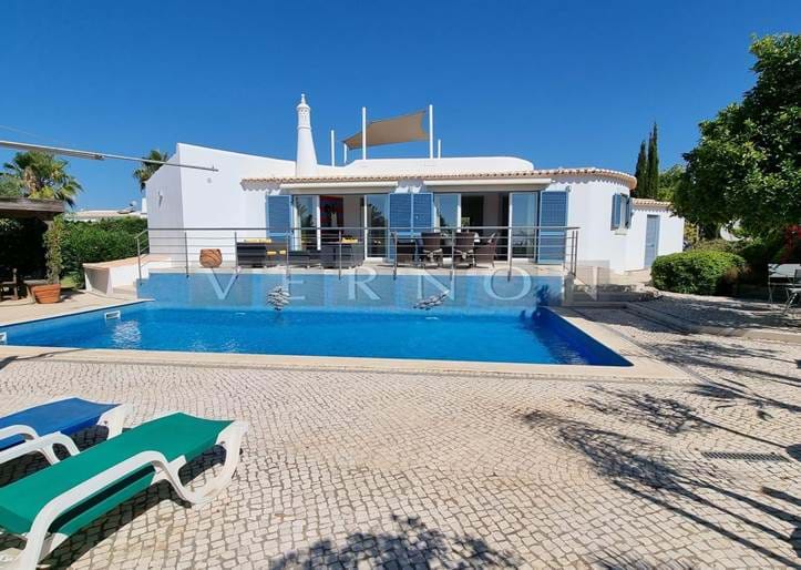 Algarve Carvoeiro, para venda vivenda térrea com 3+1 quartos, piscina e vista mar do terraço da cobertura no prestigioso resort Quinta do Paraíso