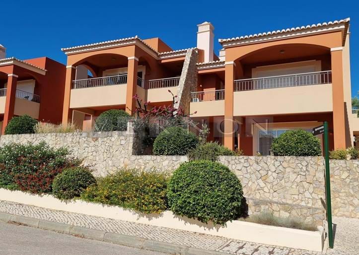 Algarve, Carvoeiro  à vendre: en Quart de part Indivis (3 MOIS D'UTILISATION PAR AN) de l'appartement de 2 chambres au dernier étage avec piscine sur le populaire Golf Resort Vale da Pinta à seulement 5-10 min de la plage de Carvoeiro et Ferragudo.