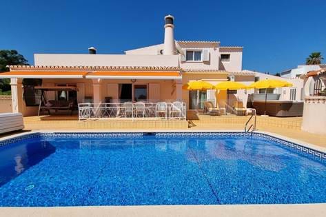 Algarve Carvoeiro, à vendre, spacieuse villa de 4 chambres avec piscine privée, garage et vue sur la mer à distance, située à Vale de Milho