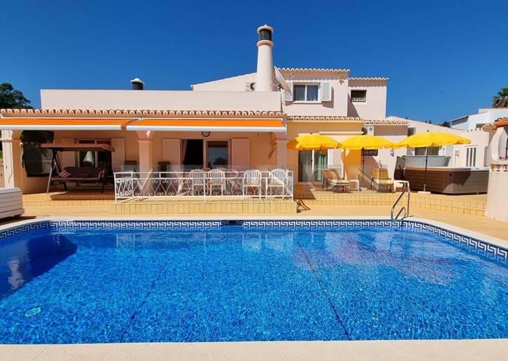 Algarve, Carvoeiro til salgs: romslig villa med 4 soverom, privat basseng, garasje og havutsikt, som ligger i Vale de Milho.