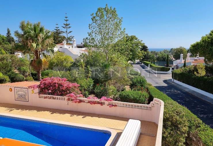 Algarve Carvoeiro, zu verkaufen, geräumige 4-Bett-Villa mit privatem Pool, Garage und Fernblick auf das Meer, in Vale de Milho gelegen.