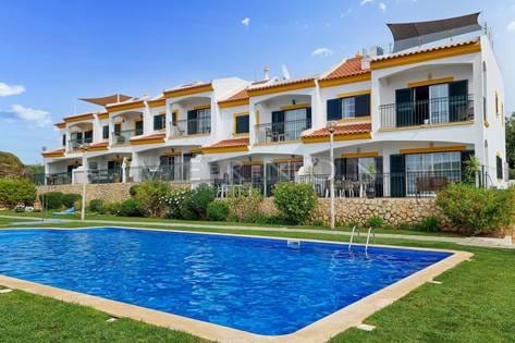 Moradia geminada V2 com piscina, à venda em Carvoeiro Algarve, com vista para o mar e para a vila, apenas a 5 minutos a pé da praia de Carvoeiro e comercio local.
