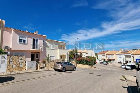 Algarve, à vendre, maison de ville rénovée de 3 chambres située à quelques minutes en voiture des plages de Carvoeiro et Ferragudo