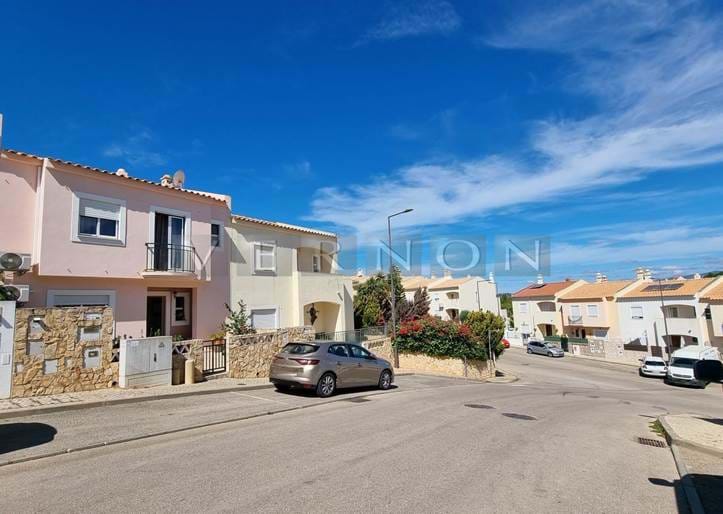 Algarve, à vendre: maison de ville rénovée de 3 chambres située à quelques minutes en voiture des plages de Carvoeiro et Ferragudo.
