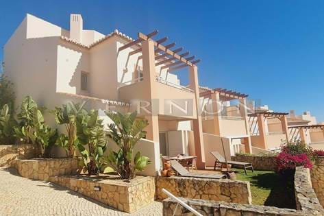 Vale da Pinta Algarve, zu verkaufen, 1/4 TEILE in moderner 2-Bett-Reihenhaus im Vale da Pinta Golf Resort, nur 10 Autominuten vom Strand und dem Zentrum von Carvoeiro entfernt