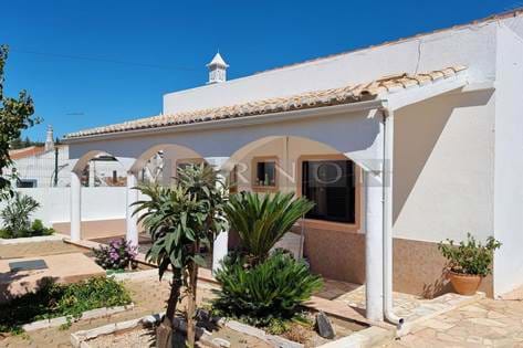 Typisk Algarve-hus til salgs i utkanten av byen Silves, Algarve