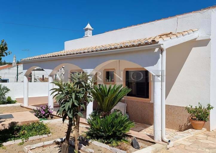 Moradia tradicional em propriedade vedada para venda nos arredores da cidade de Silves, Algarve