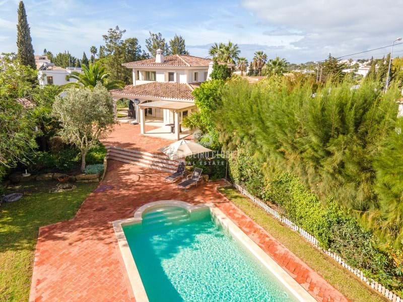 Magnificent 4-bedroom villa with heated pool and garage