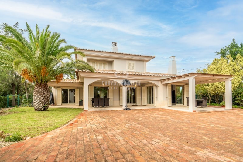 Magnificent 4-bedroom villa with heated pool and garage
