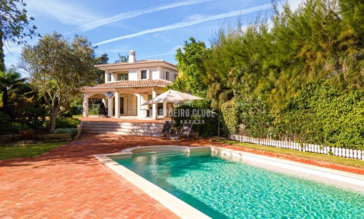 Magnifique villa de 4 chambres avec piscine chauffée et garage