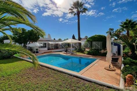 Algarve, Carvoeiro à vendre: villa rénovée de 3 chambres avec piscine à Quinta do Paraíso, à quelques pas de la plage et des commodités.