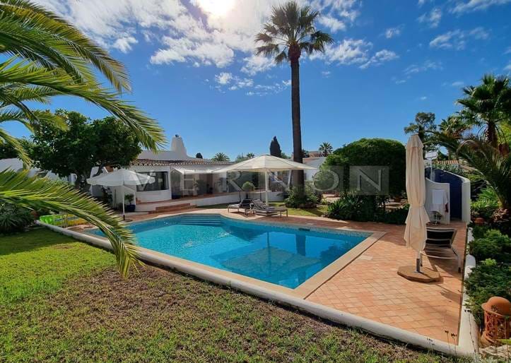 Algarve, Carvoeiro zu verkaufen: renovierte Villa mit 3 Schlafzimmern und Pool in Quinta do Paraíso, kurzer Spaziergang zum Strand und Annehmlichkeiten.