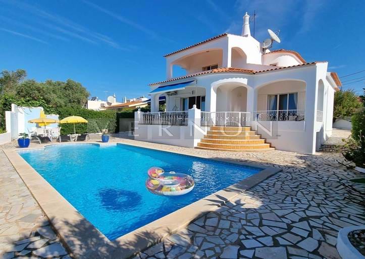 Algarve, Carvoeiro zu verkaufen:  traditionelle Villa mit 3 Schlafzimmern, Pool und Meerblick in Sesmarias, Carvoeiro.