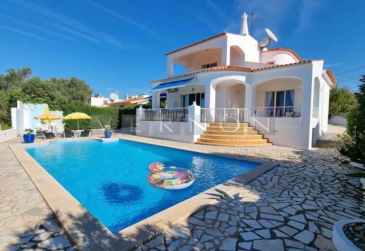 Algarve, Carvoeiro til salgs: tradisjonell 3-roms villa med basseng og havutsikt til salgs i Sesmarias (Carvoeiro).