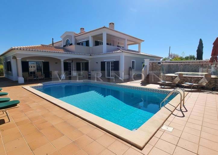 Algarve, Carvoeiro, til salgs: luksusvilla med 3 soverom, 4 bad, havutsikt, oppvarmet basseng, garasje, kun en kort spasertur til Carvoeiro-stranden.