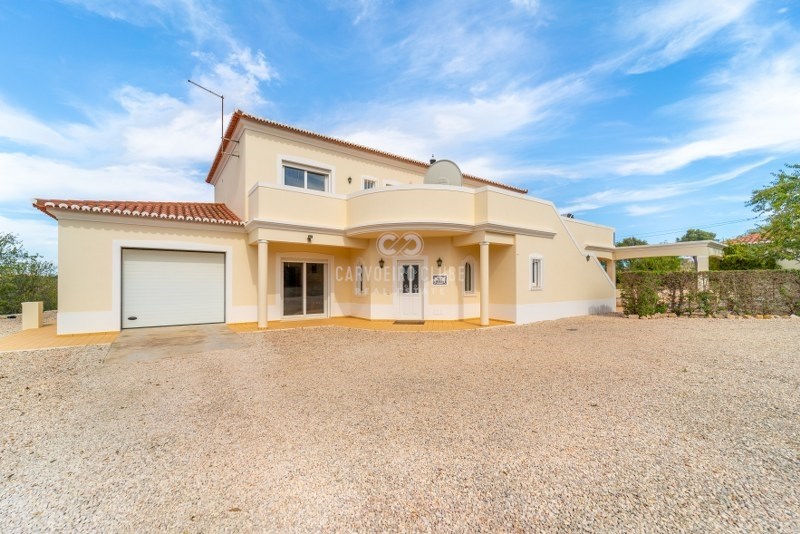 Spacious 4-bed villa with pool and garage on a big plot