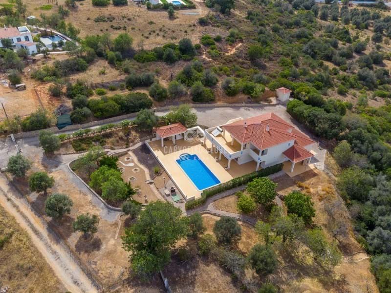 Spacious 4-bed villa with pool and garage on a big plot