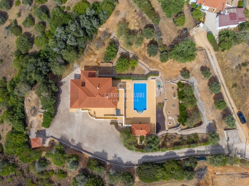Geräumige 4-SZ Villa mit Pool und Garage auf großem Grundstück 