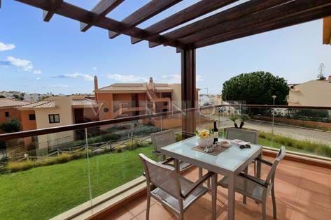 Algarve, Carvoeiro zu verkaufen: Luxus 2-Schlafzimmer-Wohnung im 5 Sterne Resort Monte Santo.