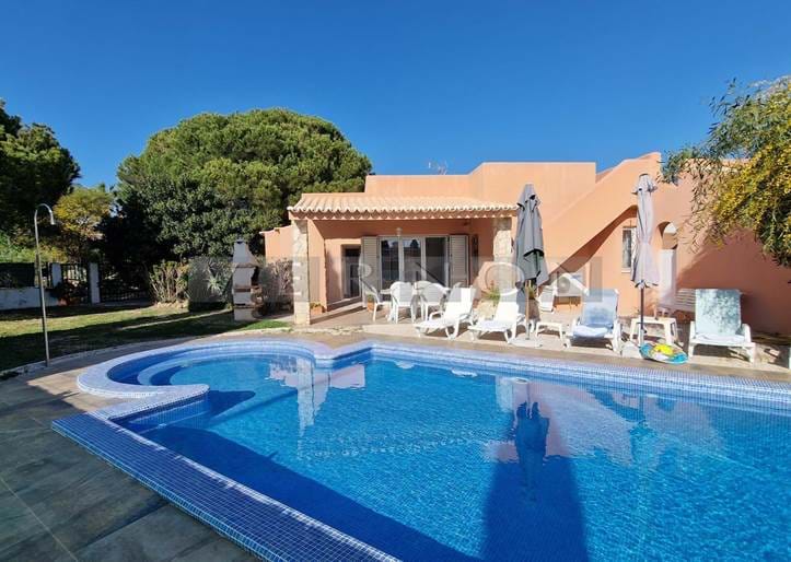 Algarve, Carvoeiro, moradia T3 térrea com piscina, para venda na Quinta do Paraíso, a uma curta distância da praia e comercio local 