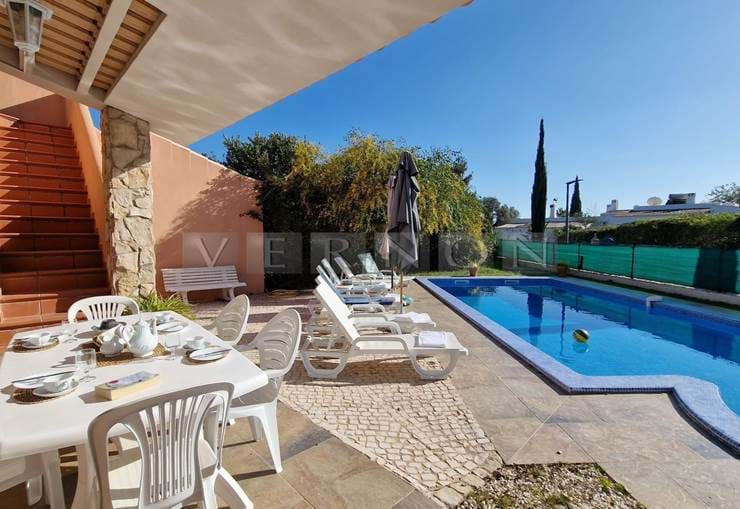 Algarve, Carvoeiro, til salgs, enetasjes villa med 3 soverom, basseng i Quinta do Paraíso, kort vei til strand og fasiliteter