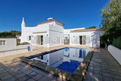 Algarve Carvoeiro à vendre, villa individuelle avec 4 chambres, piscine chauffée, à distance de marche de la plage de Carvoeiro et des commodités