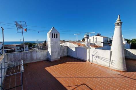 Algarve, Carvoeiro, leilighet til salgs, med 2-roms beliggende i hjertet av Carvoeiro, kun 650 meter fra stranden