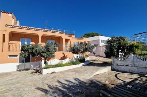 Algarve, villa med 3-roms til salgs i Porches, kun 5 min kjøring fra strender, fasiliteter og Nobelskolen