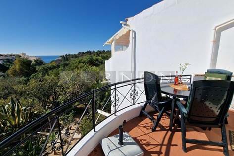 Algarve Carvoeiro, til salgs, rekkehus med 2 soverom, 3 bad, vakker havutsikt, nær Centeanes-stranden og Vale de Milho golfbane
