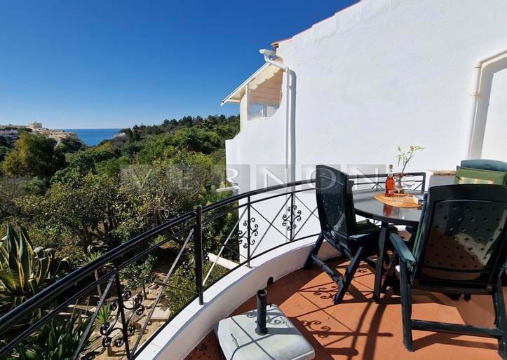 Algarve Carvoeiro, til salgs, rekkehus med 2 soverom, 3 bad, vakker havutsikt, nær Centeanes-stranden og Vale de Milho golfbane