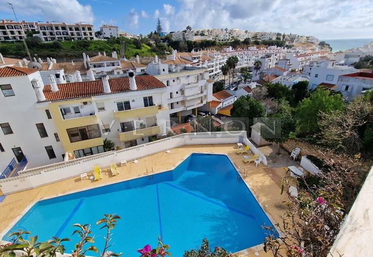 Algarve Carvoeiro, moradia geminada T2 com, piscina e vista mar magnifica, para venda em Carvoeiro, apenas a 10 minutos a pé da praia e comodidades