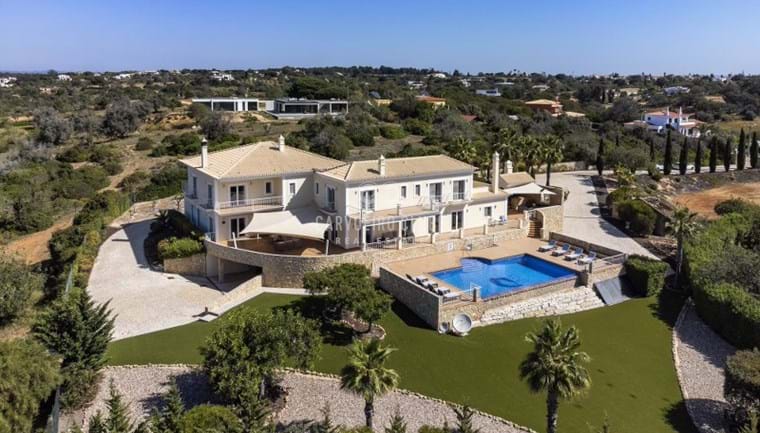 Impressive 7-bed villa with pool and stunning sea views on a big plot 