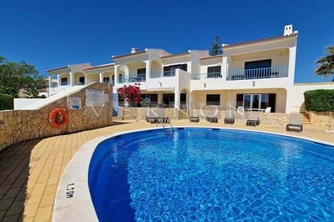 Algarve Carvoeiro zu verkaufen 2-Zimmer-Wohnung im 1. Etage mit entferntem Meerblick und Gemeinschaftspool in Monte Dourado, nur einen kurzen Spaziergang von Annehmlichkeiten und dem Strand entfernt