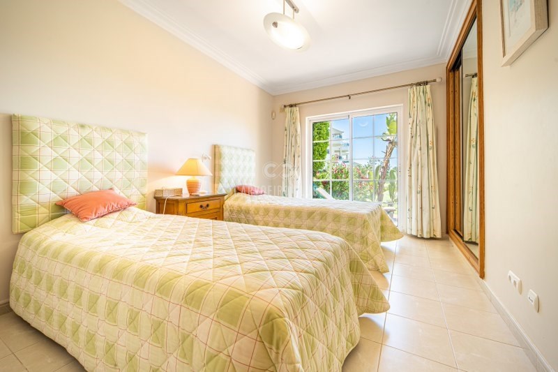 2-bedroom duplex apartment with superb sea views 