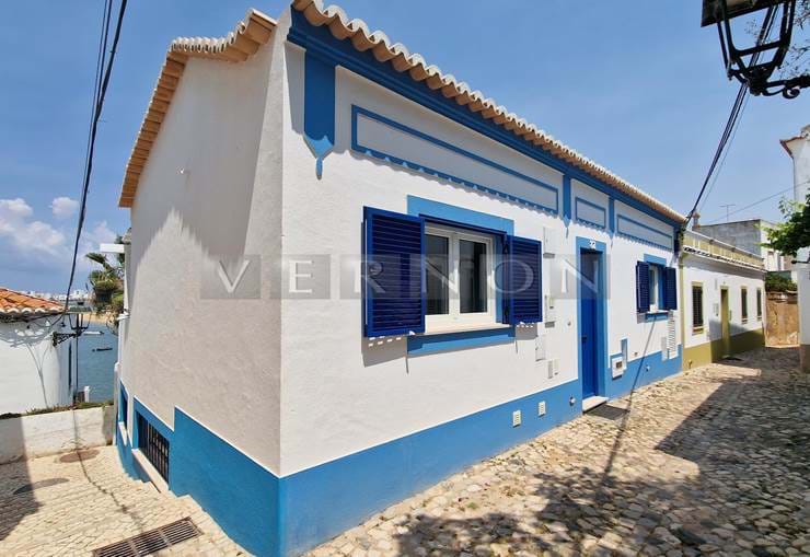 Algarve Ferragudo, Maison mitoyenne de 2 chambres avec vue imprenable sur la rivière et la ville à vendre dans le centre du village de Ferragudo