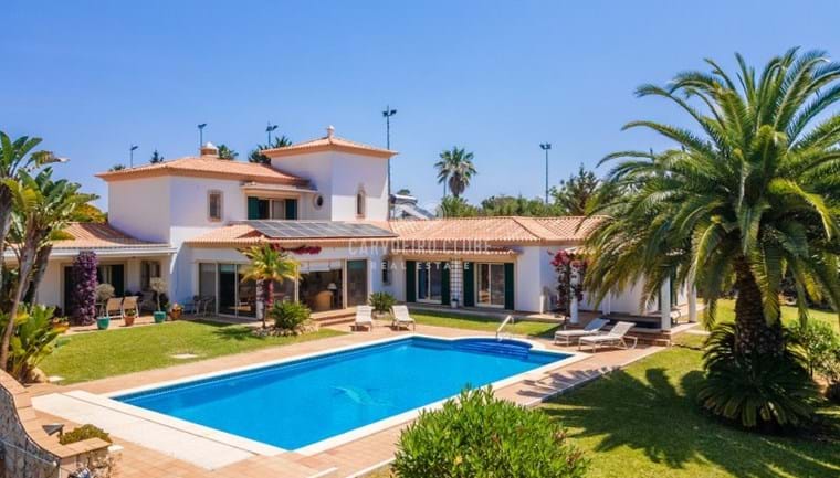 Immaculate 4-bedroom villa with heated pool and sea views