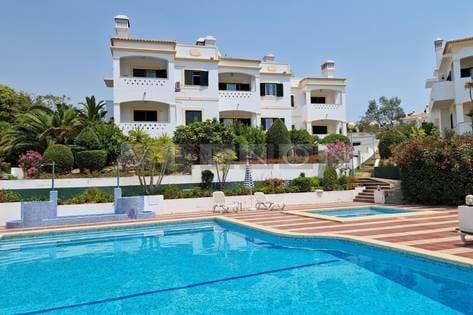 Algarve, Carvoeiro, 2-Zimmer-Wohnung zum Verkauf, mit Pool und Garage, 5 Minuten vom Dorf Carvoeiro, dem Strand und den Annehmlichkeiten entfernt