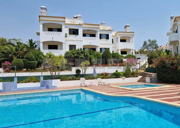 Algarve, Carvoeiro, 2-Zimmer-Wohnung zum Verkauf, mit Pool und Garage, 5 Minuten vom Dorf Carvoeiro, dem Strand und den Annehmlichkeiten entfernt