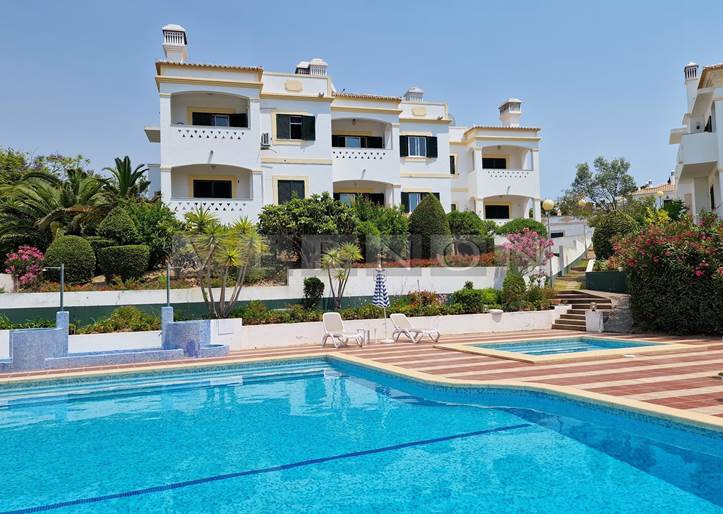 Algarve, Carvoeiro, appartement de 2 chambres à vendre, situé à 5 minutes de la plage et des commodités