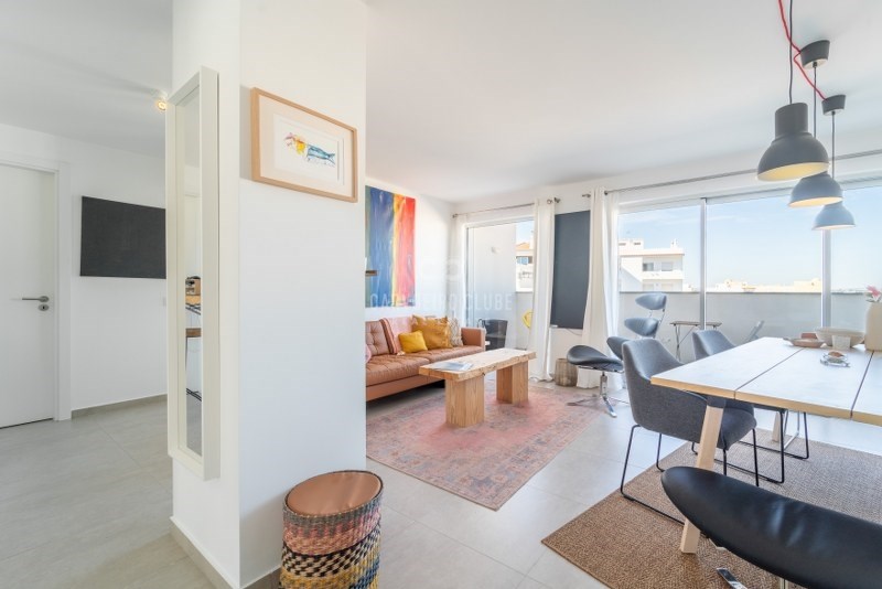 Modern, new 2-bedroom top-floor apartment 