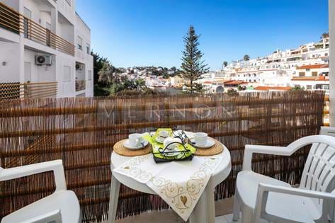 Algarve, Carvoeiro, leilighet til salgs, med 2 soverom beliggende i hjertet av Carvoeiro med svømmebasseng og garasjeplass kun 250 meter fra stranden
