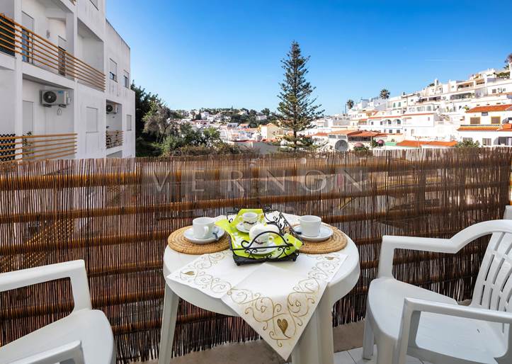 Algarve, Carvoeiro - 2-Schlafzimmer-Wohnung  mit Gemeinschaftspool und Garagenplatz,  im Herzen von Carvoeiro, nur 250 m vom Strand entfernt, zu verkaufen