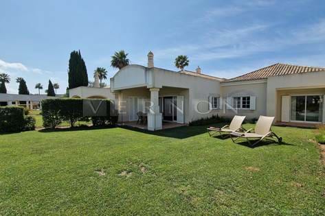 Algarve Carvoeiro til salgs koblet hus med 2 soverom ligger på 5 stjerners gated Spa Resort Vale de Oliveiras 
