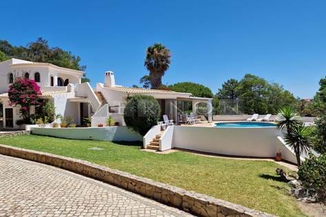 Algarve, Caramujeira, Carvoeiro, til salgs romslig 4-sengs villa med utsikt over havet og landet, basseng og garasje nær Marinha og Benagil-stranden
