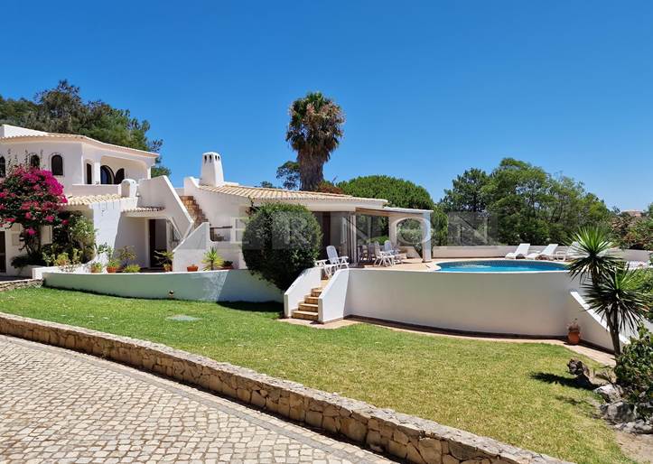 Algarve, Caramujeira, Carvoeiro, à vendre spacieuse villa de 4 chambres avec vue sur la mer et la campagne, piscine et garage près de Marinha et de la plage de Benagil